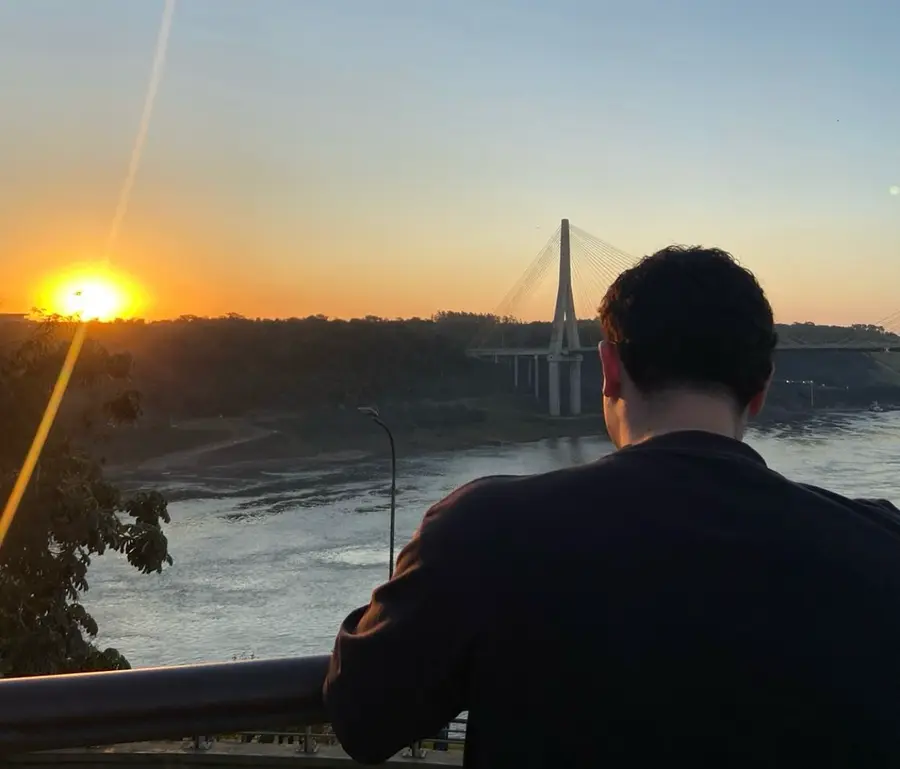 Pôr do sol à beira do rio
